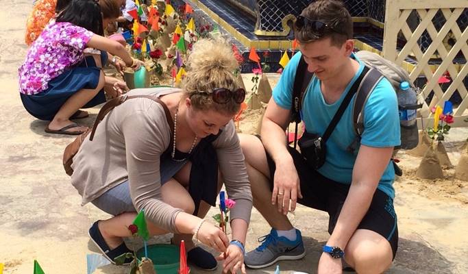 Bangkok Songkran Festival Tour: Wat Arun + Water Battle (Apr 13~15)