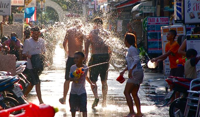 Bangkok Songkran Festival Tour: Wat Arun + Water Battle (Apr 13~15)