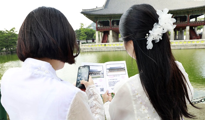 Hanbok Rental + Gyeongbokgung Palace "Spot the Difference" Mission Experience