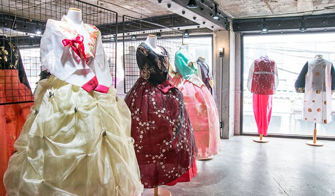 Hanbok Rental + Gyeongbokgung Palace "Spot the Difference" Mission Experience