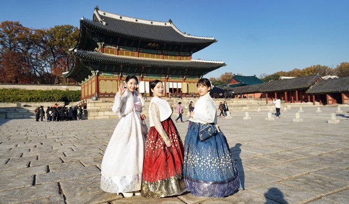 Hanbok Rental + Gyeongbokgung Palace "Spot the Difference" Mission Experience