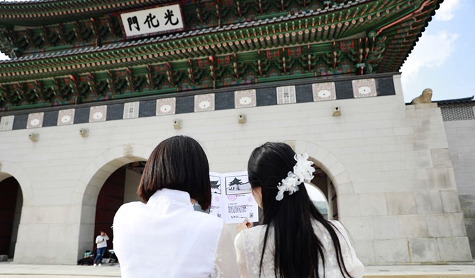 Hanbok Rental + Gyeongbokgung Palace "Spot the Difference" Mission Experience