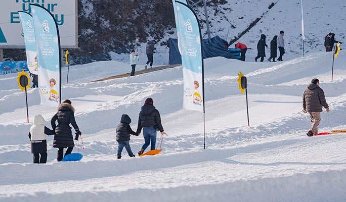 Elysian Gangchon Ski Resort (Ski/ Snowboard/ Snow Sled) + Eobi Ice Valley 1 Day Tour - from Seoul