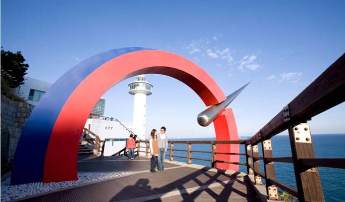 Busan 1 Day Tour: Strawberry Picking + Gamcheon Culture Village (+ Taejongdae option) (Dec 20~May 15)