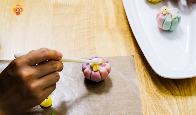 Korean Rice Cake with Sweet Bean Filling Making Experience in Seoul