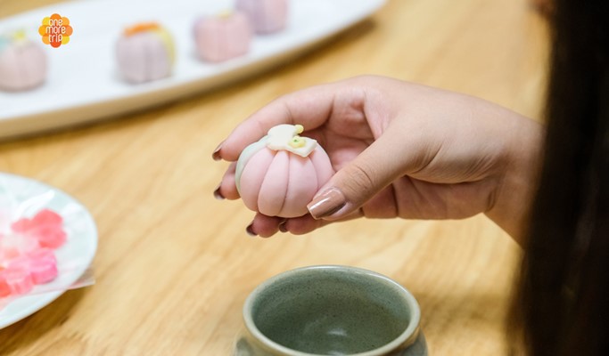 Korean Rice Cake with Sweet Bean Filling Making Experience in Seoul