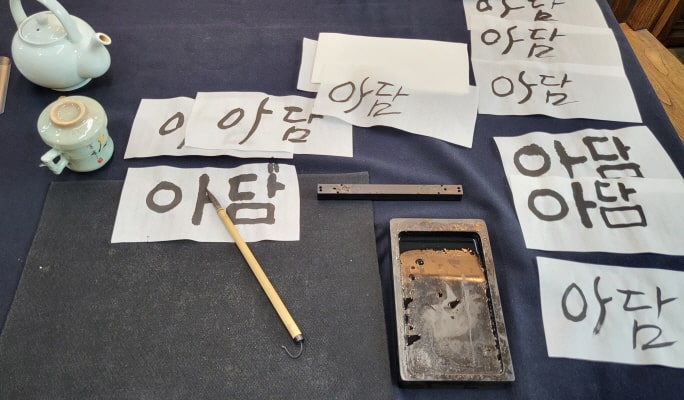 Write Your Name in Korean on a T-shirt in Insadong, Seoul