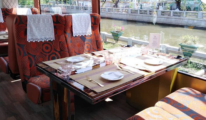 Thai Bus Food Tour: Bangkok City Tour Bus with Onboard Dining