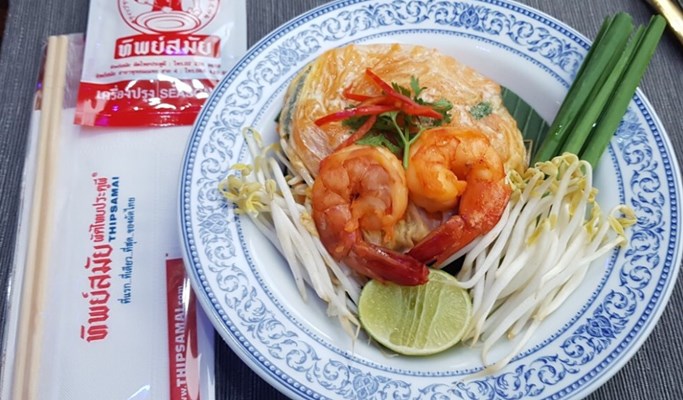 Thai Bus Food Tour: Bangkok City Tour Bus with Onboard Dining