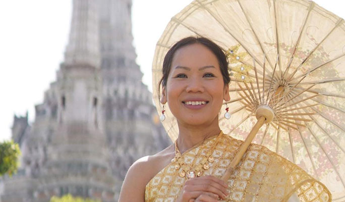 Thai Costume Rental & Hairstyling with Professional Photography in Wat Arun