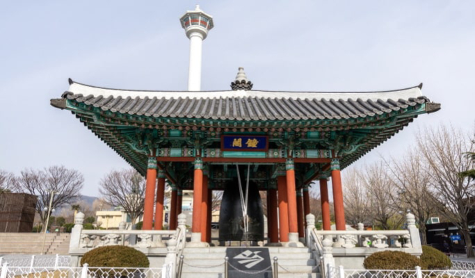 Busan Walking Tour: Gamcheon Culture Village, Jagalchi Seafood Market & Yongdusan Park