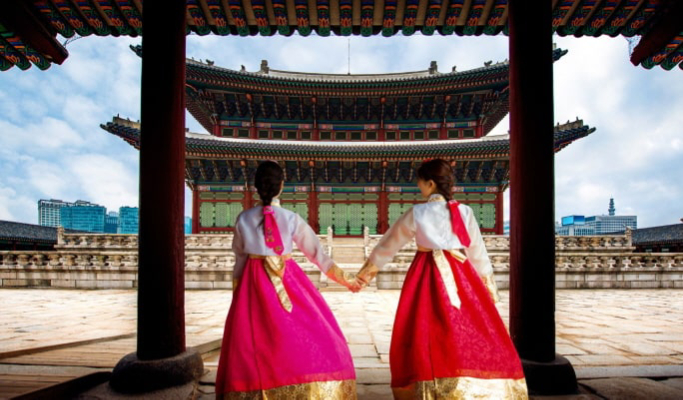 Seoul Walking Tour: Gyeongbokgung, Seochon Village & Tongin Market (Lunch & Hanbok Included)