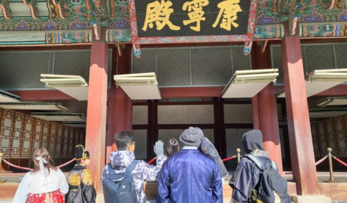 Seoul Walking Tour: Gyeongbokgung, Seochon Village & Tongin Market (Lunch & Hanbok Included)