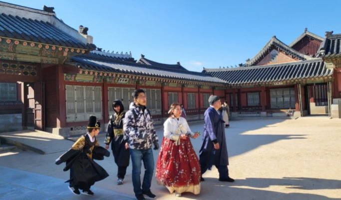 Seoul Walking Tour: Gyeongbokgung, Seochon Village & Tongin Market (Lunch & Hanbok Included)