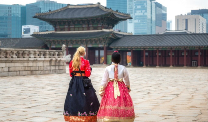 Seoul Walking Tour: Gyeongbokgung, Seochon Village & Tongin Market (Lunch & Hanbok Included)