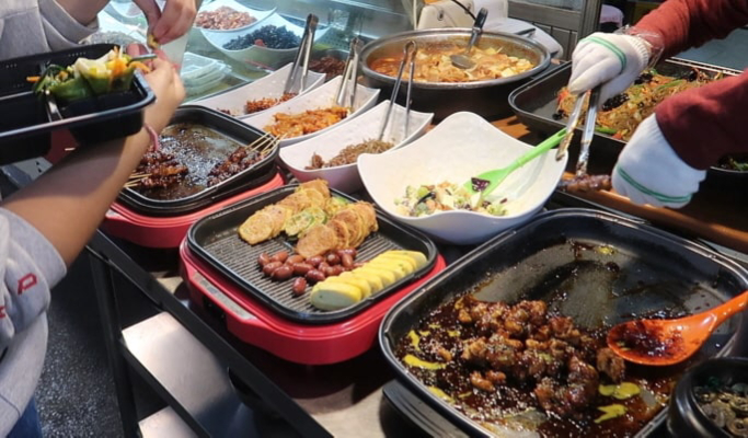 Seoul Walking Tour: Gyeongbokgung, Seochon Village & Tongin Market (Lunch & Hanbok Included)