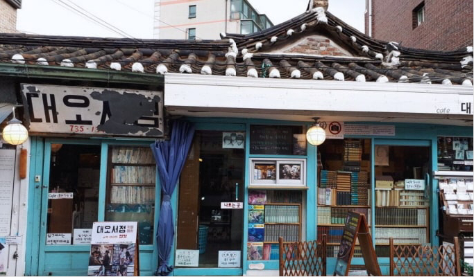 Seoul Walking Tour: Gyeongbokgung, Seochon Village & Tongin Market (Lunch & Hanbok Included)
