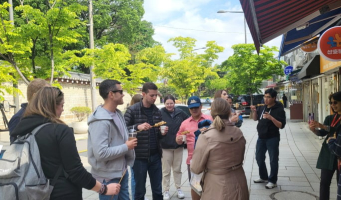 Seoul Walking Tour: Insadong & Gwangjang Market Netflix Food Tour