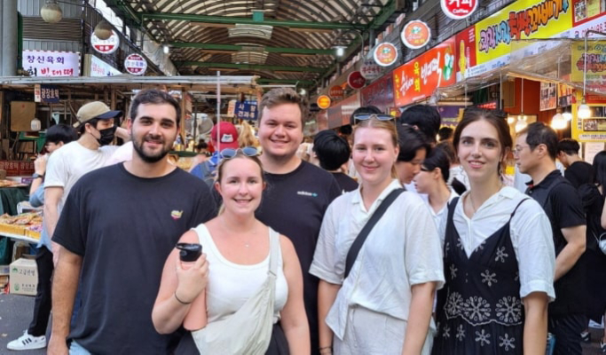Seoul Walking Tour: Insadong & Gwangjang Market Netflix Food Tour