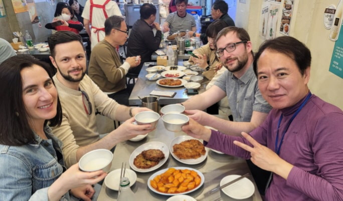 Seoul Walking Tour: Insadong & Gwangjang Market Netflix Food Tour