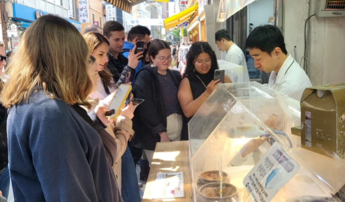 Seoul Walking Tour: Insadong & Gwangjang Market Netflix Food Tour