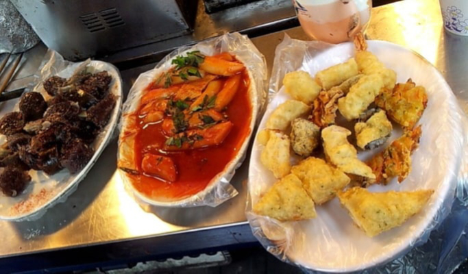 Seoul Walking Tour: Insadong & Gwangjang Market Netflix Food Tour