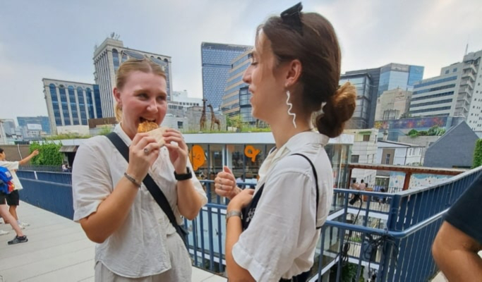 Seoul Walking Tour: Insadong & Gwangjang Market Netflix Food Tour