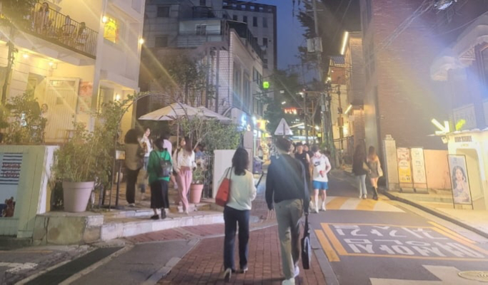 Seoul Walking Tour: Seongsu-dong Cafes, Shopping, K-pop & Culture