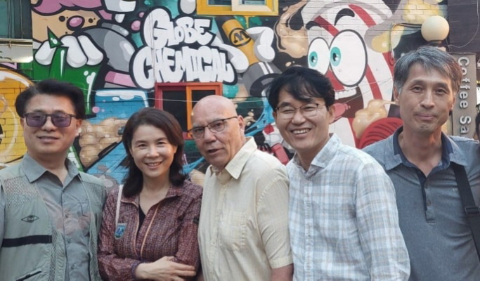 Seoul Walking Tour: Seongsu-dong Cafes, Shopping, K-pop & Culture