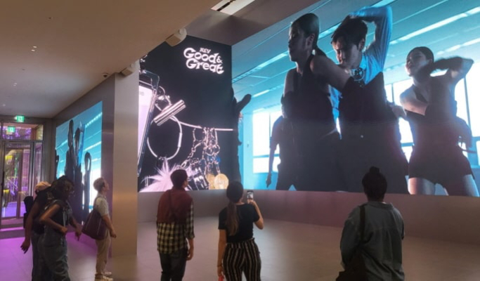 Seoul Walking Tour: Seongsu-dong Cafes, Shopping, K-pop & Culture