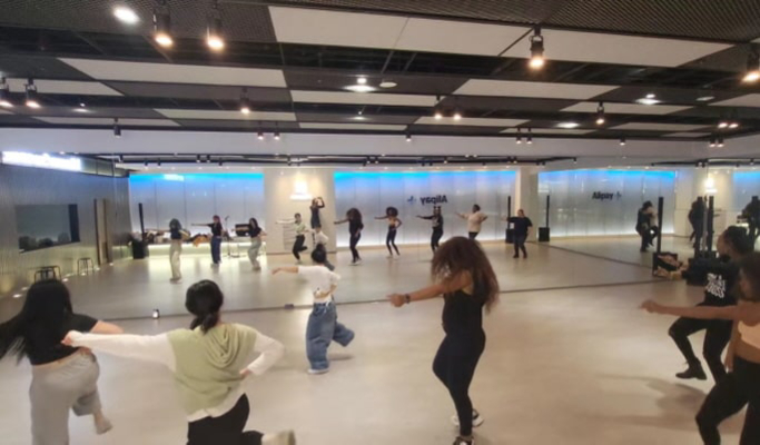 K-pop Dance & Vocal Training 1 Day Class + Video Shooting Experience in Gangnam, Seoul