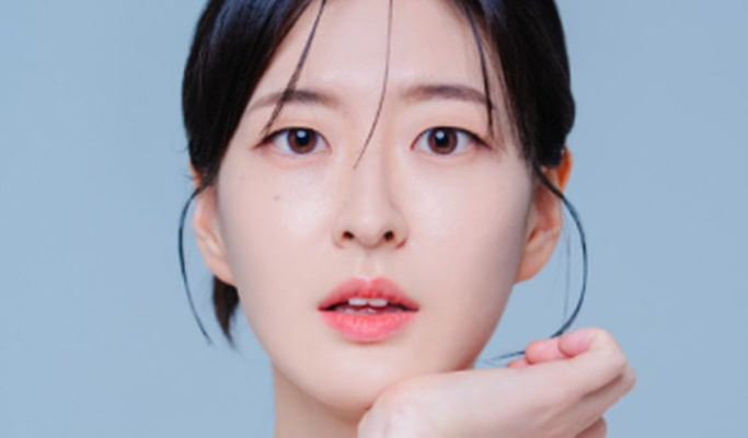 K-Beauty Passport ID/Personal Color Photoshoot (+ Makeup & Hairstyling option) in Hongdae, Seoul