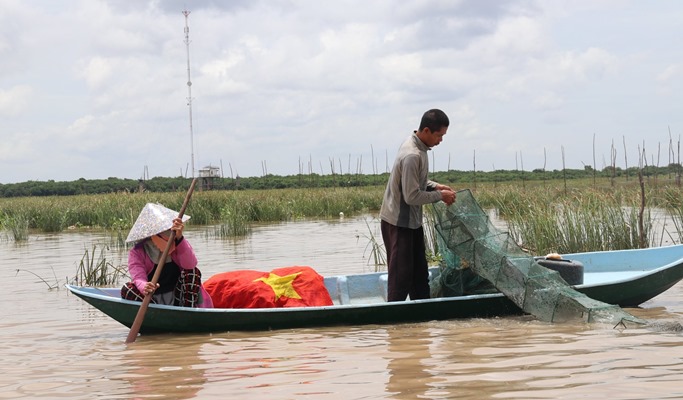 Tonle Sap Lake Floating Village Tour by Boat (+ Buffet Lunch on Floating Restaurant) (Half Day)