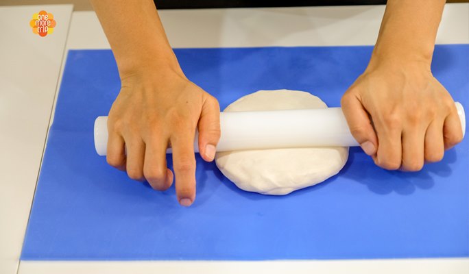 制作韩式甜点，年糕蛋糕