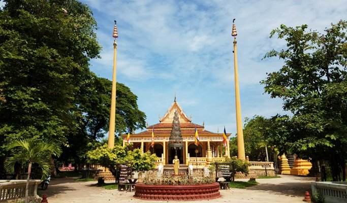 Siem Reap Royal Residence + Wat Damnak Pagoda + Tonle Sap Lake + Local Markets Tour (Half Day)