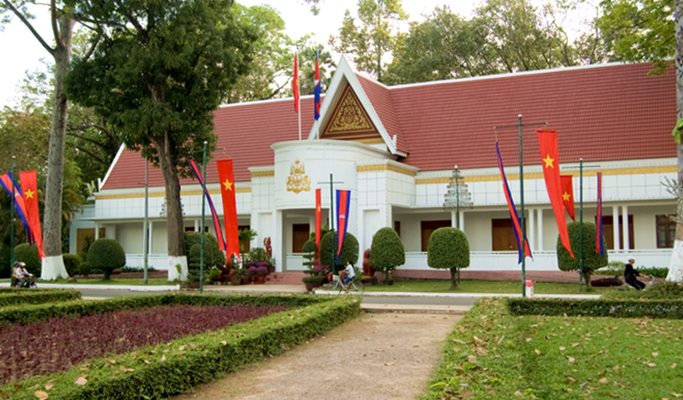 Siem Reap Royal Residence + Wat Damnak Pagoda + Tonle Sap Lake + Local Markets Tour (Half Day)