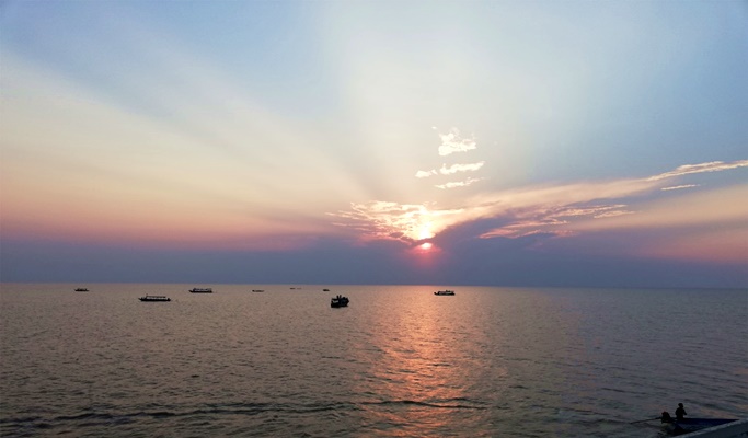 Siem Reap Royal Residence + Wat Damnak Pagoda + Tonle Sap Lake + Local Markets Tour (Half Day)