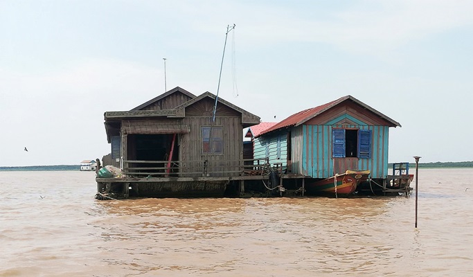 Siem Reap Royal Residence + Wat Damnak Pagoda + Tonle Sap Lake + Local Markets Tour (Half Day)
