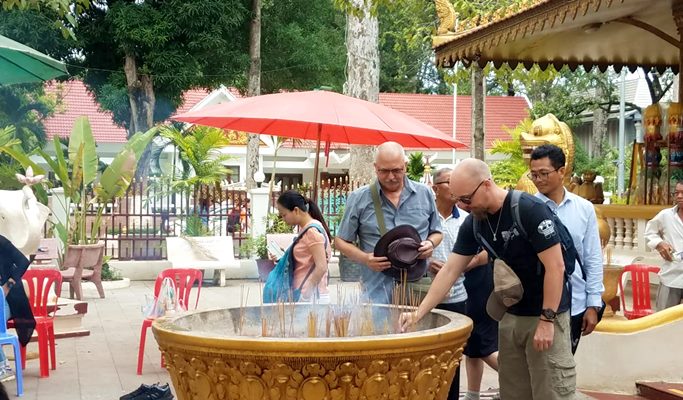 Siem Reap Royal Residence + Wat Damnak Pagoda + Tonle Sap Lake + Local Markets Tour (Half Day)