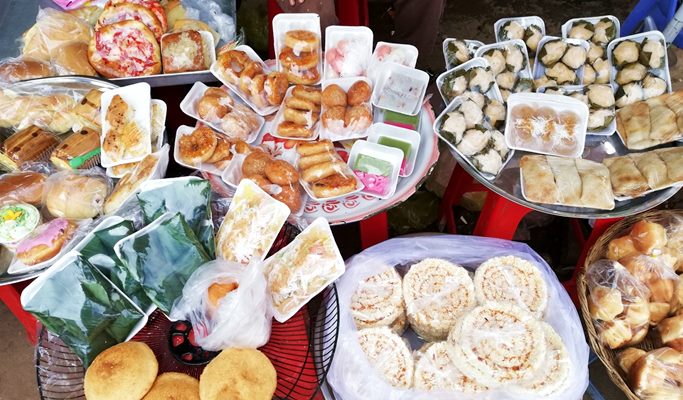 Siem Reap Royal Residence + Wat Damnak Pagoda + Tonle Sap Lake + Local Markets Tour (Half Day)