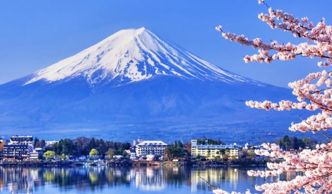 Mt. Fuji Lake Kawaguchi + Onsen + Wind & Ice Cave 1 Day Tour from Tokyo