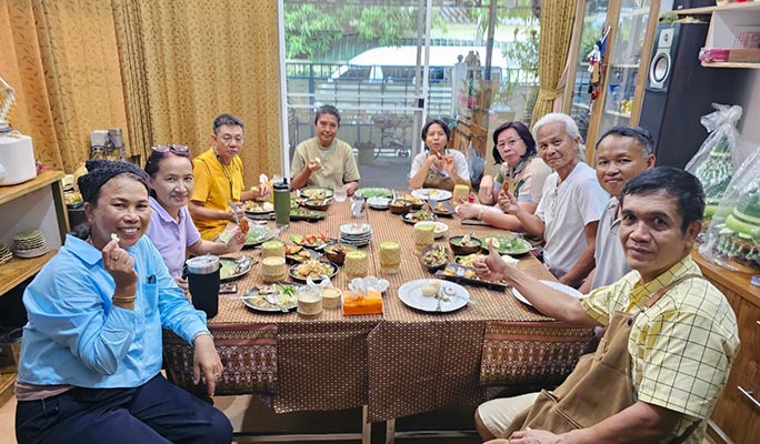 Authentic Thai Cooking Class by Uncle and Aunty Cooking Home in Bangkok (+ Market Tour)