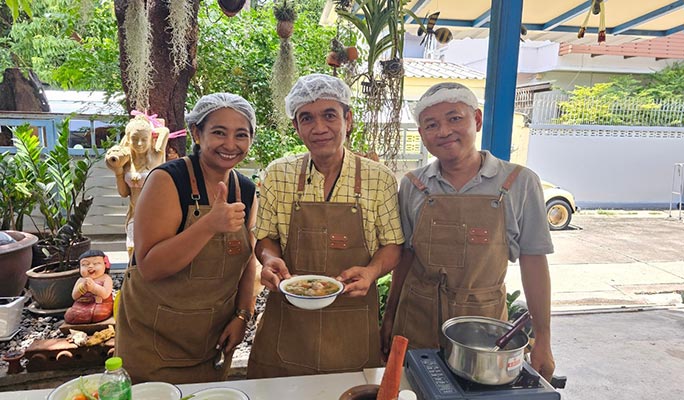 Authentic Thai Cooking Class by Uncle and Aunty Cooking Home in Bangkok (+ Market Tour)
