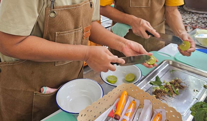 Authentic Thai Cooking Class by Uncle and Aunty Cooking Home in Bangkok (+ Market Tour)