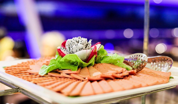 VELA Dinner Cruise in Bangkok (+ Free-Flow Beer) (+ International & Thai Buffet)