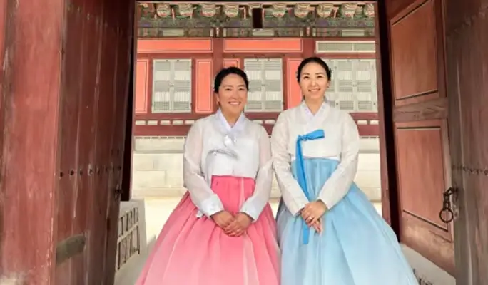 Changdeokgung/ Gyeongbokgung Palace Walking Tour with Hanbok Rental