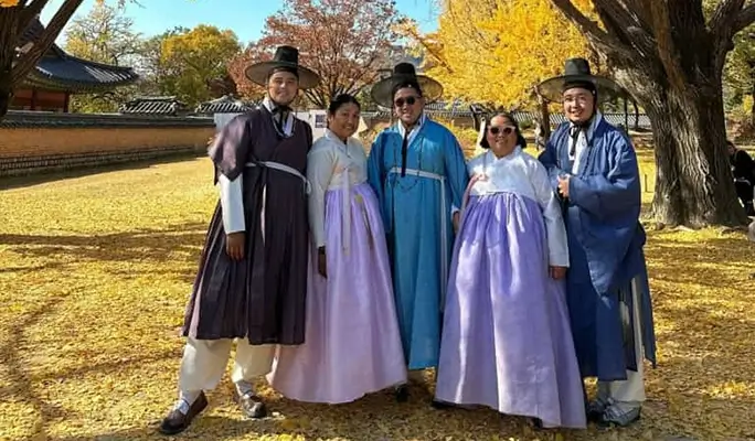 Changdeokgung/ Gyeongbokgung Palace Walking Tour with Hanbok Rental