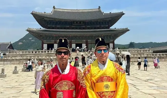 Changdeokgung/ Gyeongbokgung Palace Walking Tour with Hanbok Rental