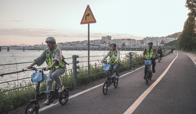 Seoul Bike Tour: Hangang River Evening Electric Bike Tour