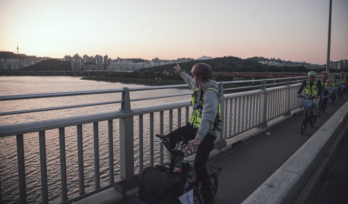 Seoul Bike Tour: Hangang River Evening Electric Bike Tour